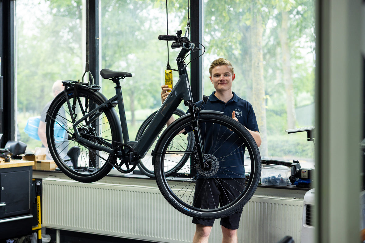 Het team van Atlas Fietsen in de winkel